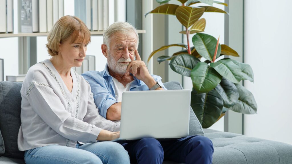 Seniors qui font face à des des délais de réservation longs