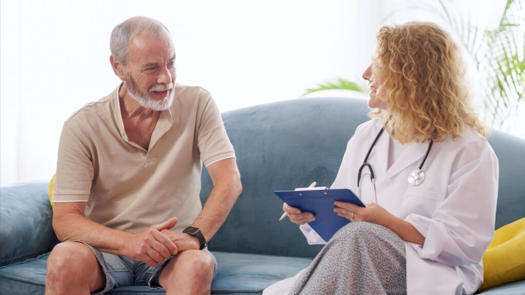 médecin coordonnateur de l'ehpad réalisant un projet de soins pour un résident