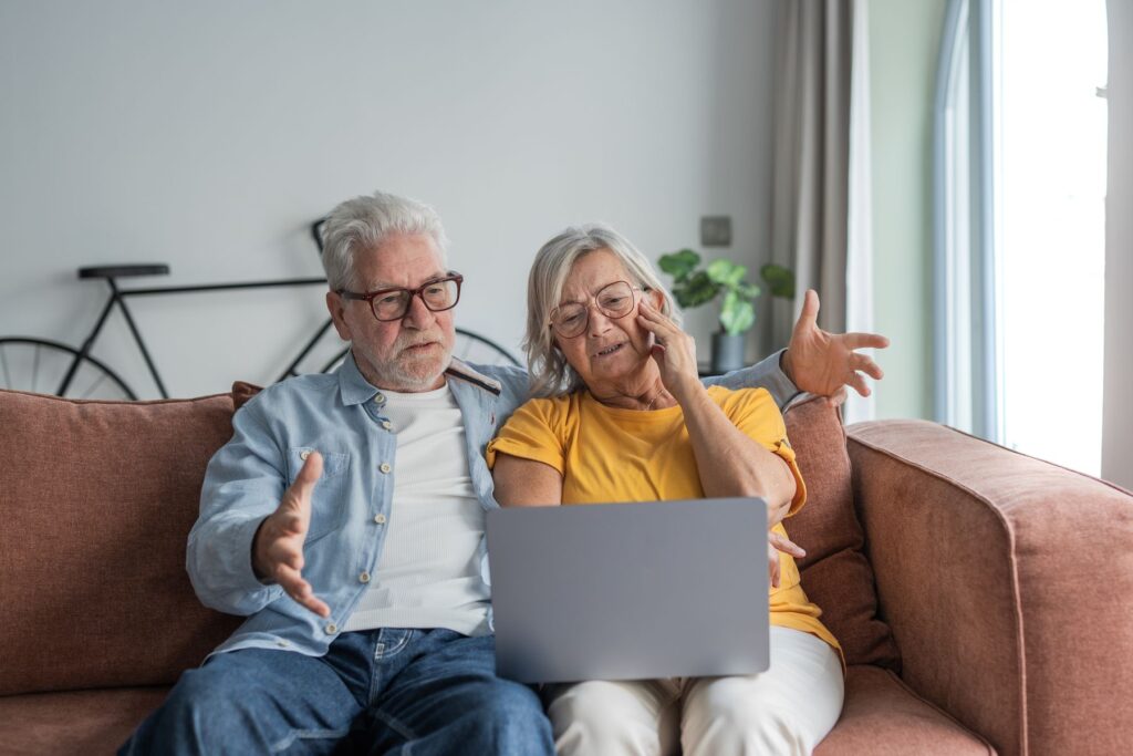 Seniors en stress de placement qui choisissent un EHPAD via les avis