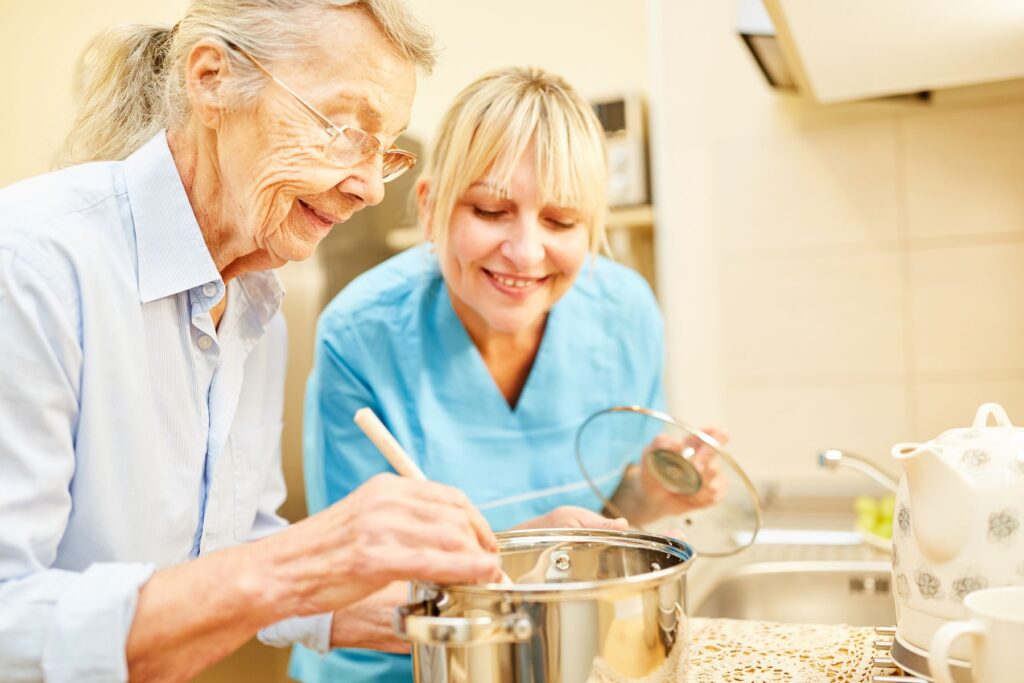 senior participant à un atelier cuisine en ehpad