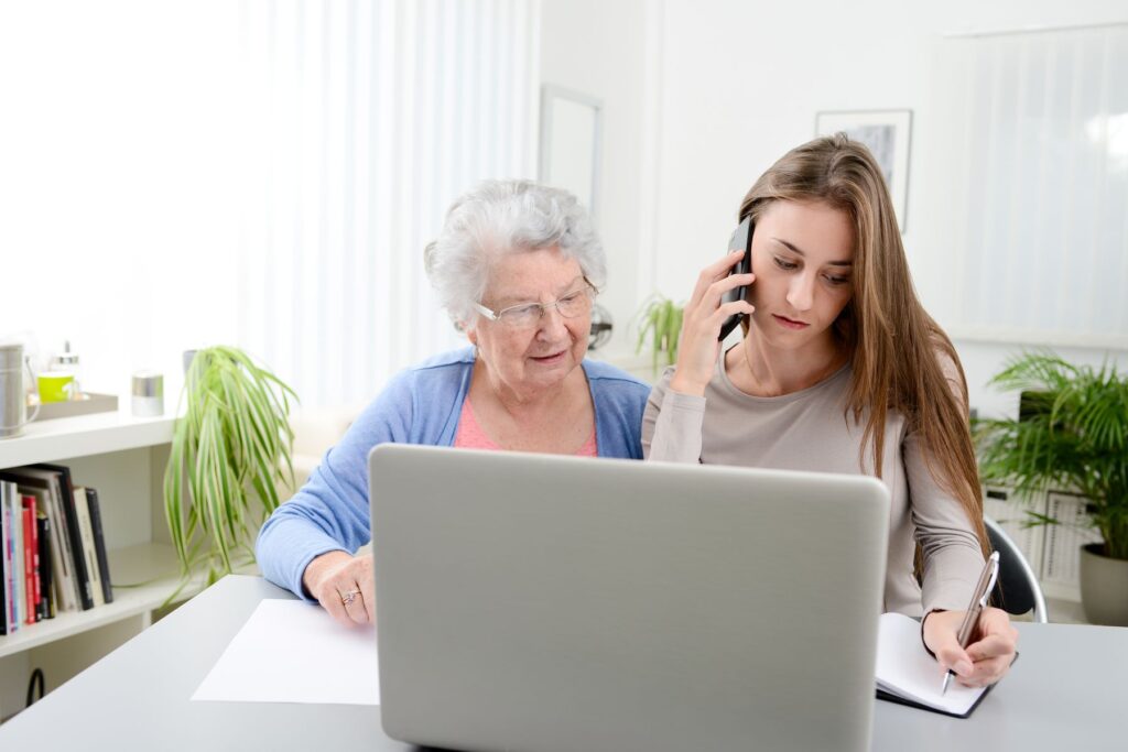 coordination des aides à domicile pour un senior en esms