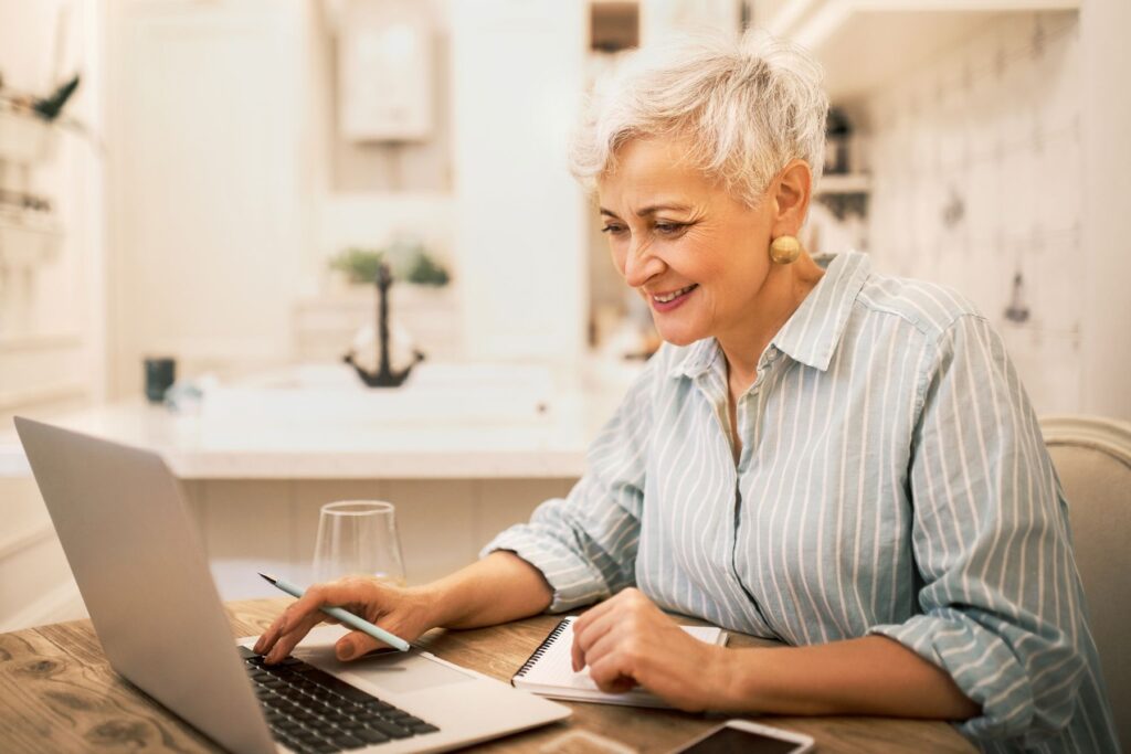 Senior qui fait la demande pour ses aides