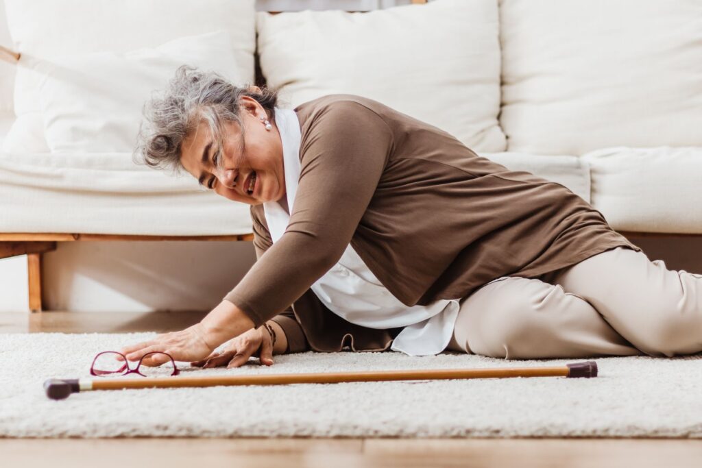 senior qui fait une chute à son domicile non sécurisé