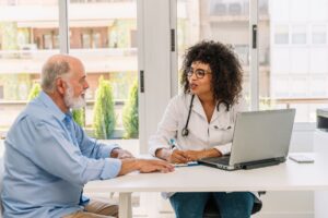 Parkinson et EHPAD : les 8 questions à poser au médecin coordonnateur pour évaluer la prise en charge