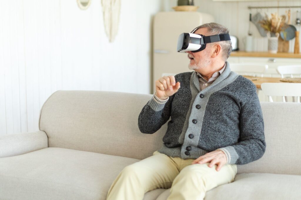 senior en ehpad utilisant un casque de réalité virtuelle pour stimuler la mémoire