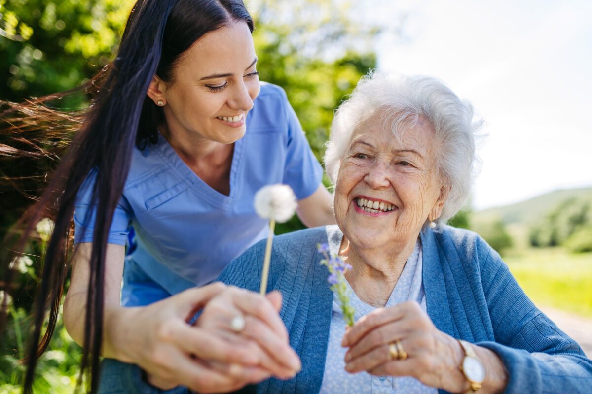 Alzheimer accueil de jour, hébergement temporaire et solutions intermédiaires pour les personnes âgées