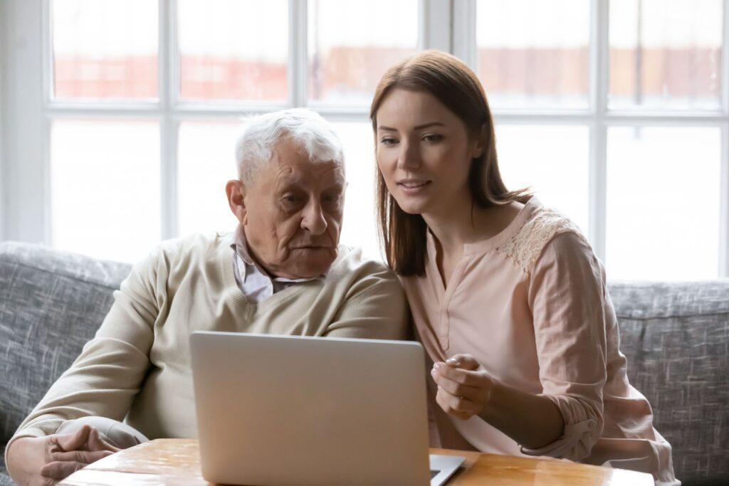Senior et son aidante qui se renseignent sur les animations d'une résidence