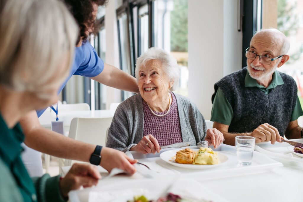 Seniors qui profitent du repas en résidence