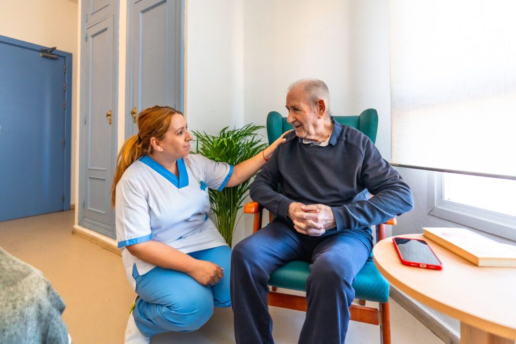 Senior avec des symptômes psychologiques et comportementaux des démences