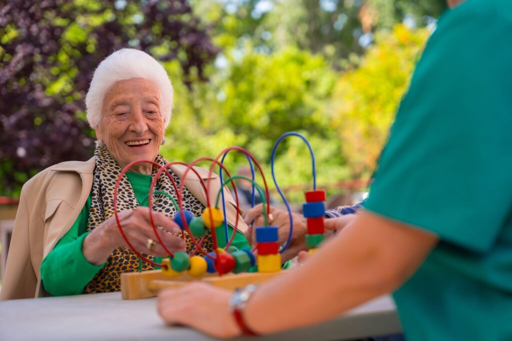 Senior en PASA qui profite d'activités sociales et thérapeutiques