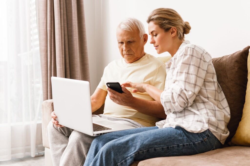 Senior et son aidante qui regardent ce qui dit la loi sur le transport en accueil de jour Alzheimer