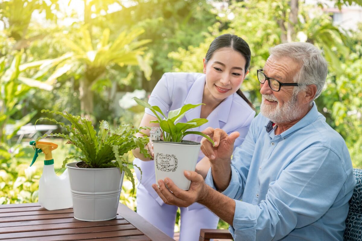 Jardinage thérapeutique en EHPAD Alzheimer bienfaits, objectifs et ateliers