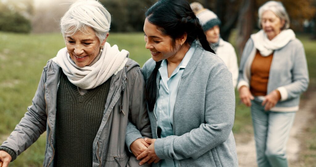 Senior qui profite d'une promenade dans le jardin entre 9h et 11h
