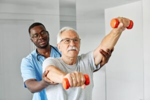 Parkinson et ergothérapie en EHPAD : le rôle méconnu de l'ergothérapeute dans le maintien de l'autonomie