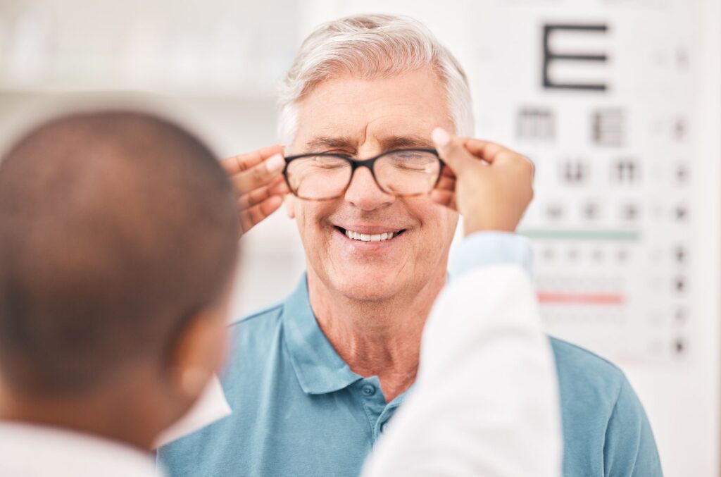 examen de la vue d'un senior en ehpad