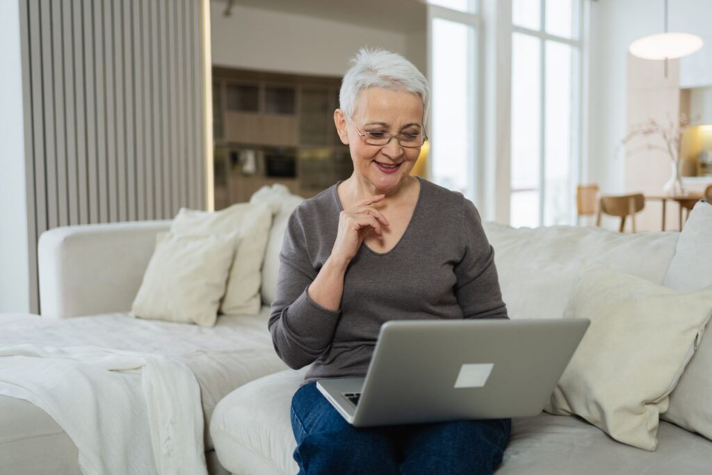 senior utilisant une plateforme de répit pour les aidants alzheimer