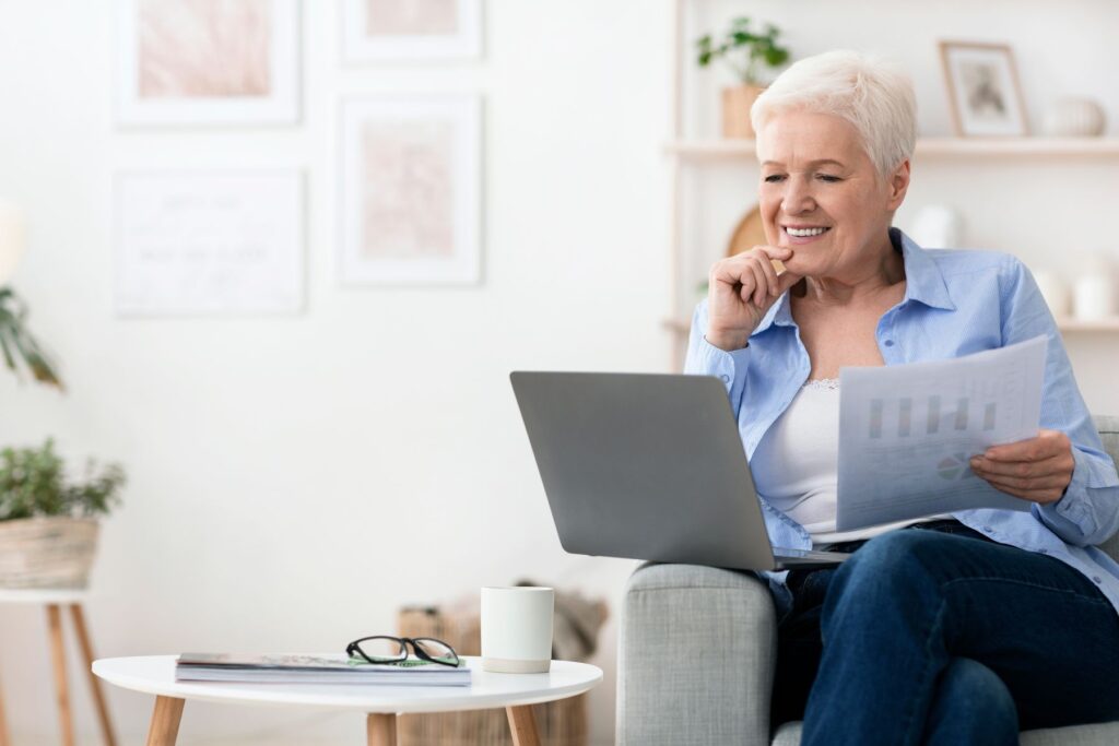 Senior qui analyse les évaluations des EHPAD