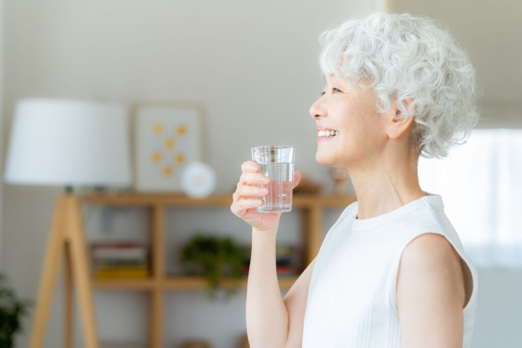 senior veillant à rester hydraté en période de canicule