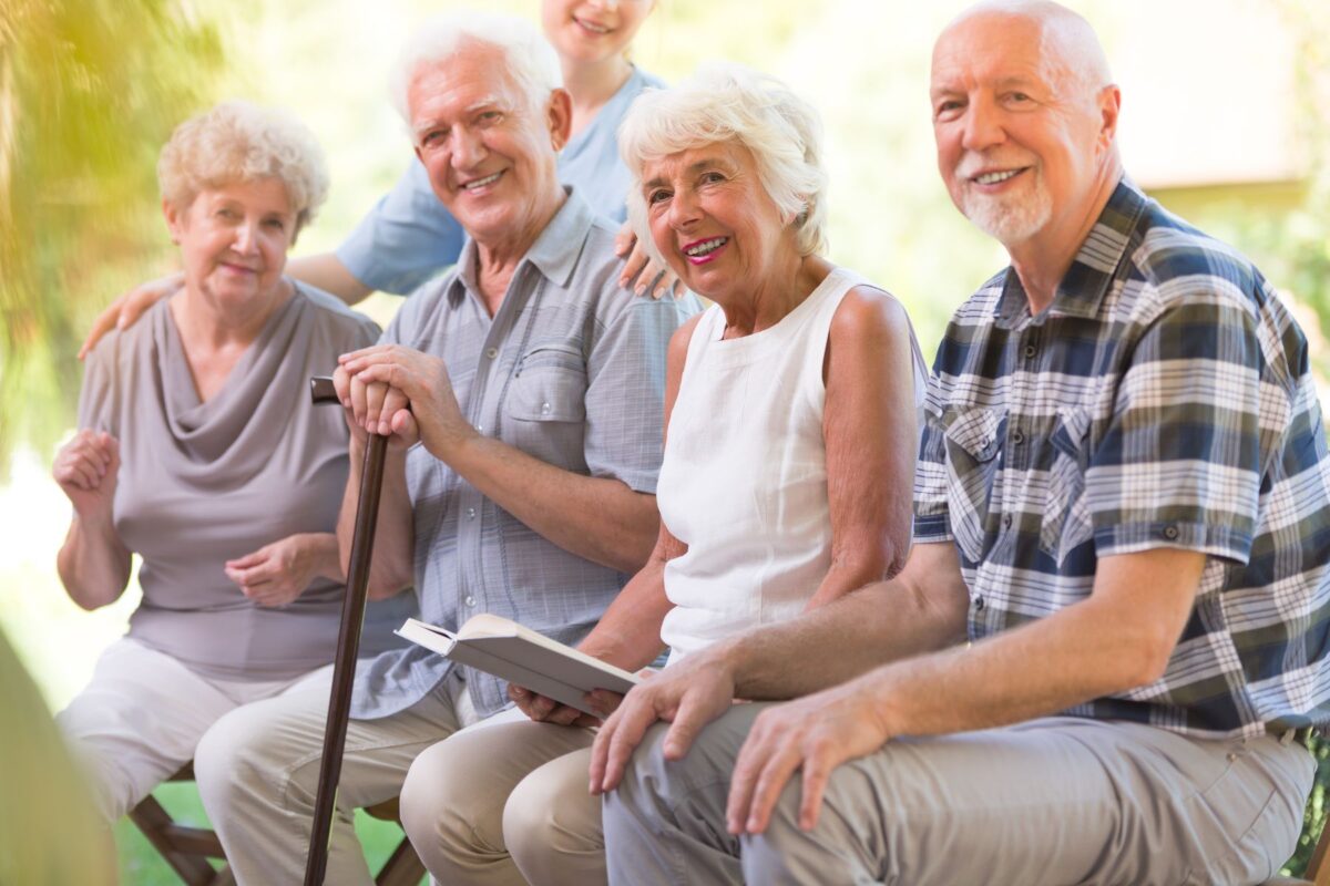 La méthode Montessori adaptée aux seniors une approche douce pour accompagner Alzheimer en EHPAD