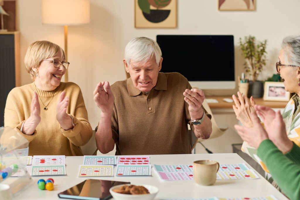 Seniors qui profitent de la vie sociale en résidence