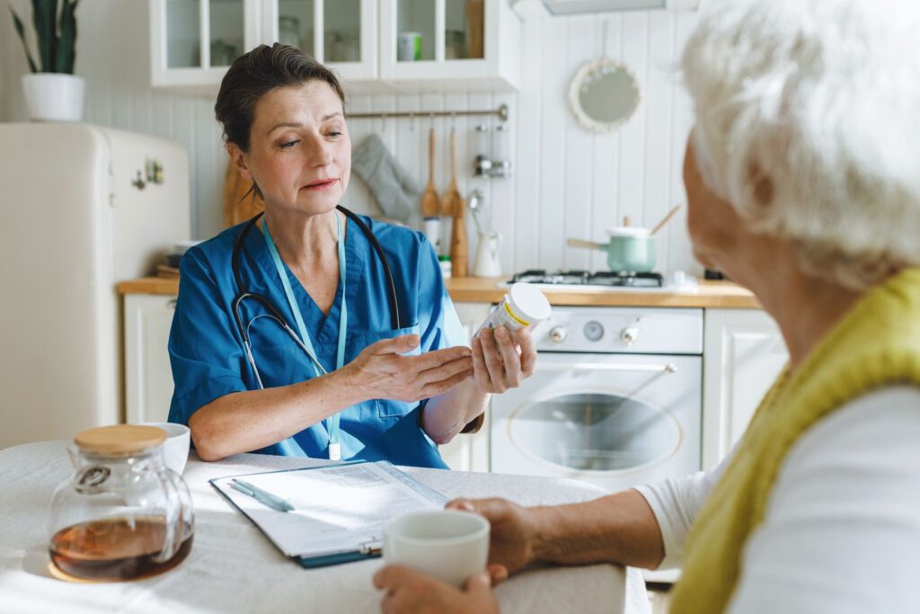 Senior en EHPAD qui bénéficie d'un suivi médicamenteux régulier