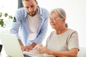 Accueil de jour Alzheimer : comment savoir si un transport est inclus et ce que ça change au quotidien