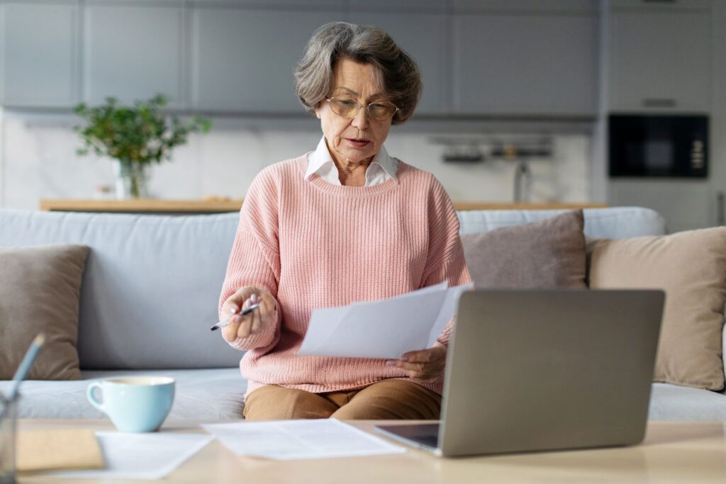 Senior qui analyse son contrat de séjour en EHPAD