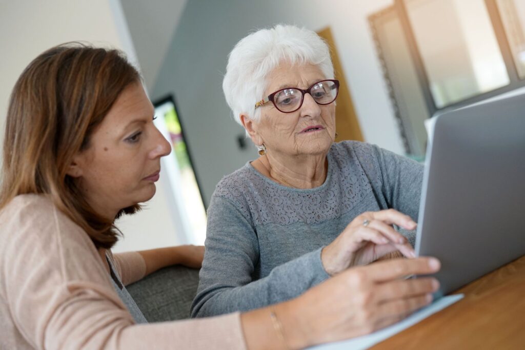 Senior et son aidante qui font une demande d'admission en EHPAD avec ViaTrajectoire