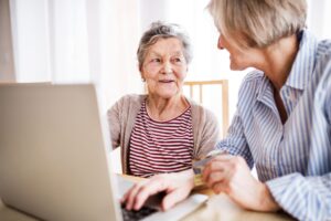 Quitter une résidence senior pour un EHPAD : procédure et ce qu'on perd financièrement