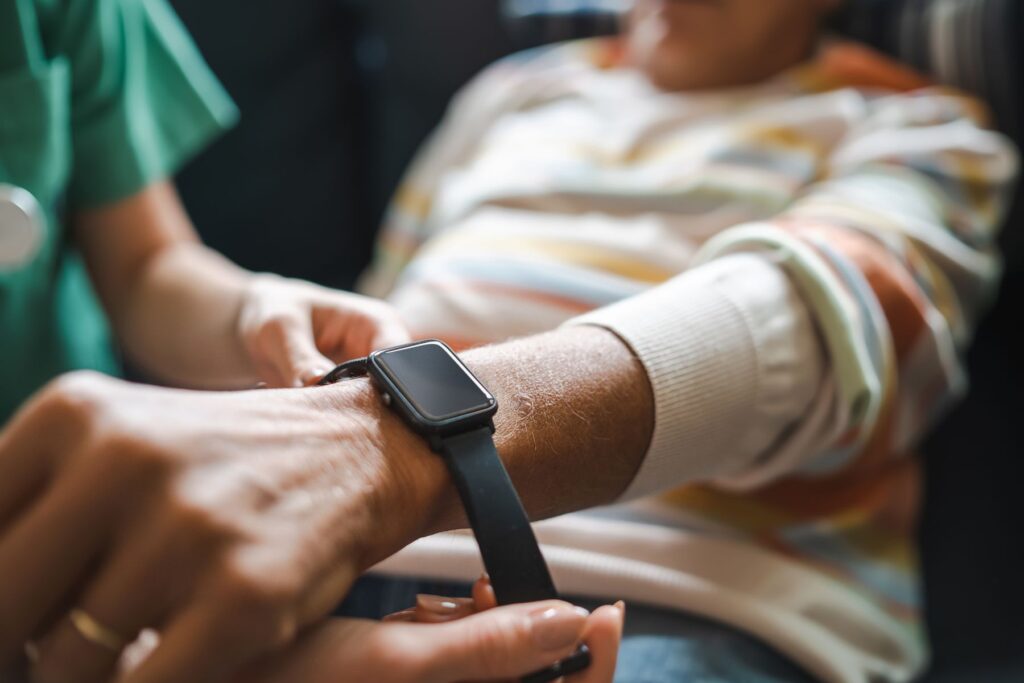 Senior que l'on équipe d'un bracelet anti-fugue