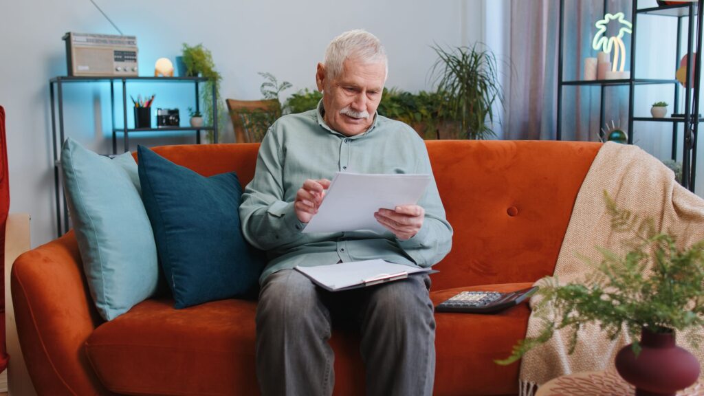 Senior qui observe la baisse de son APA après entrée en EHPAD