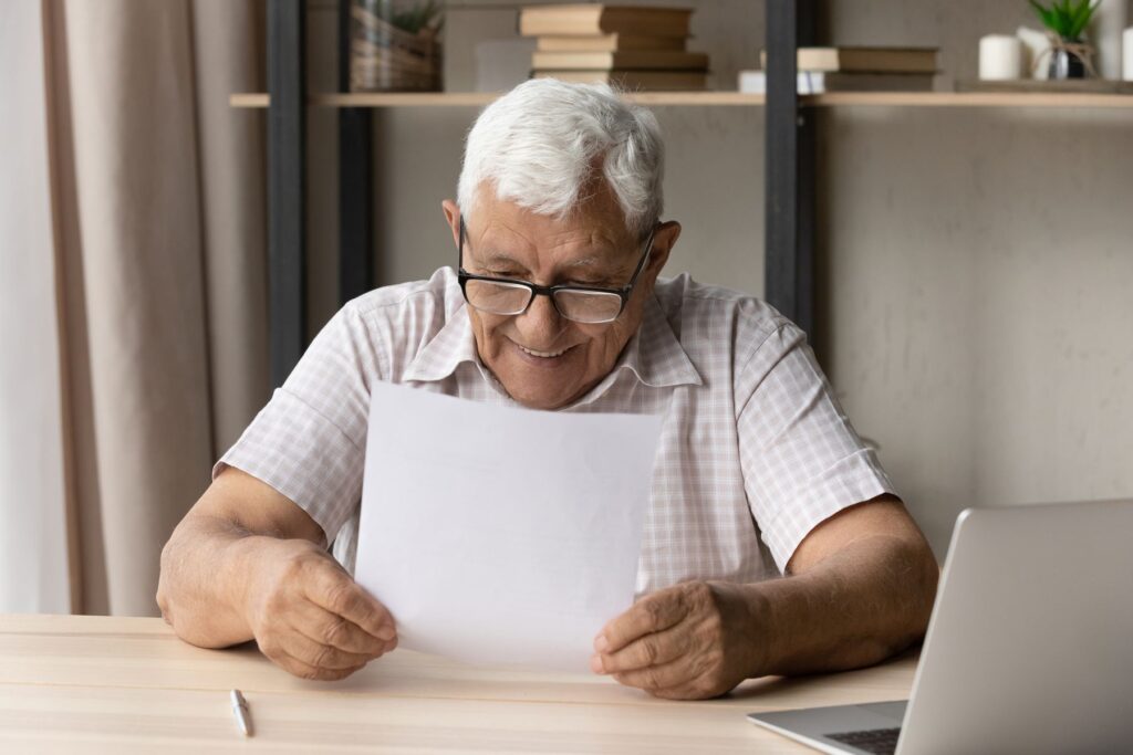Senior qui utilise sa tablette personnelle en ehpad