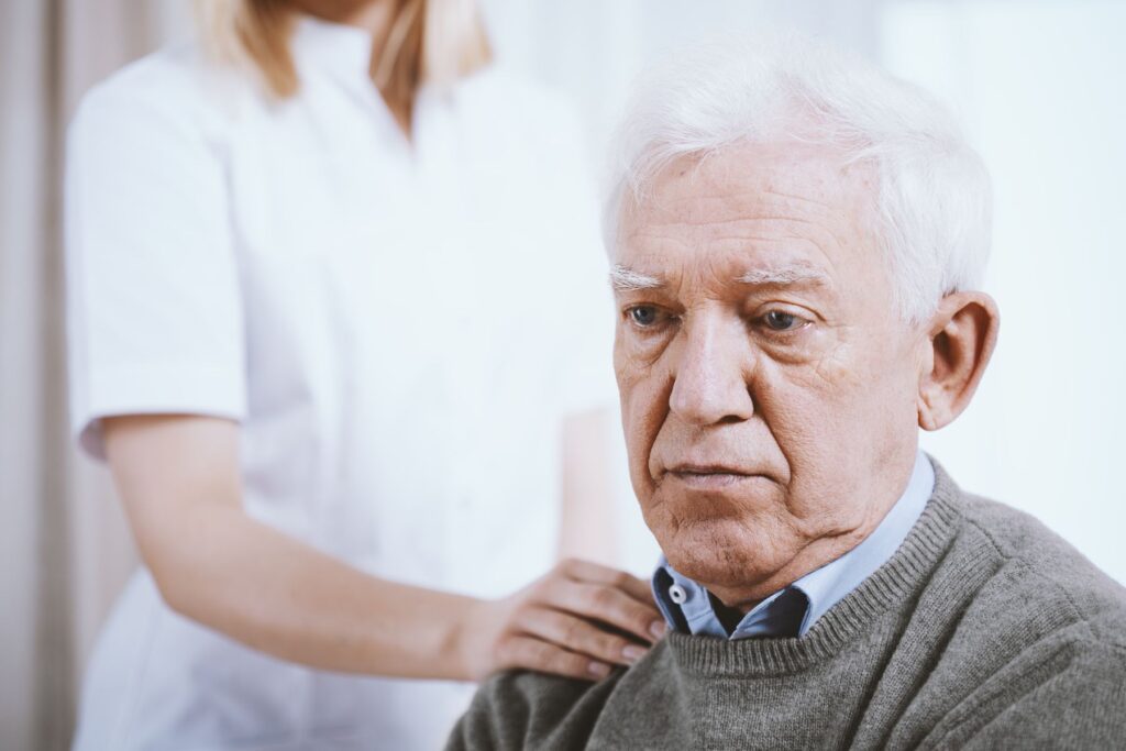 Senior qui a des troubles non moteurs sous-estimés liés à Parkinson