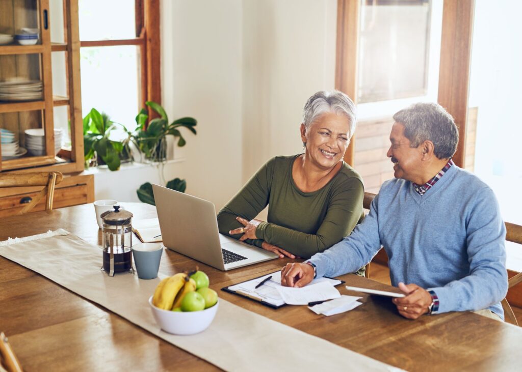 seniors remplissant un nouveau formulaire apa après un changement de département