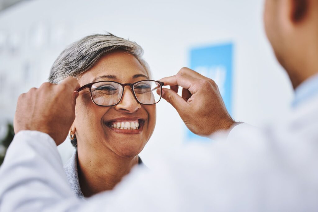 senior en ehpad bénéficiant de la réparation de ses lunettes