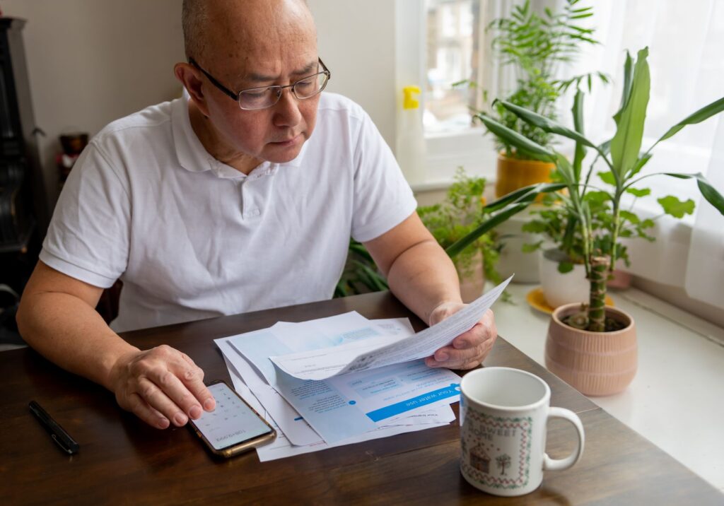Senior qui regarde dans le contrat de séjour si un EHPAD pratique la tarification différenciée