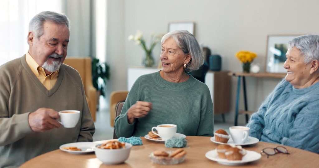 personnel de l'ehpad préparant des repas avec des textures adaptées pour les résidents