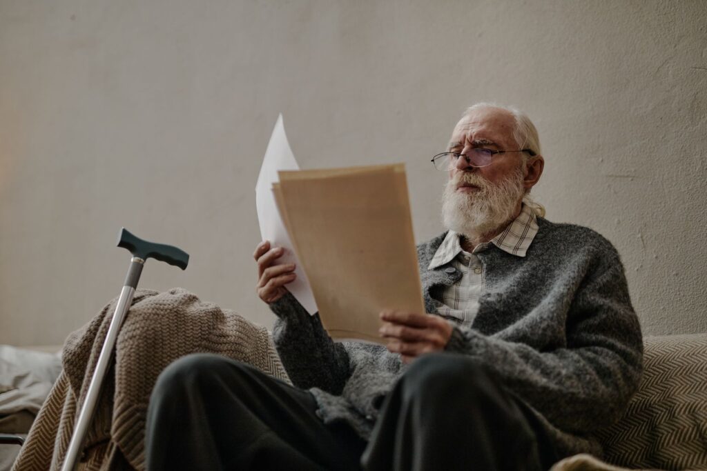 Senior qui regarde les textes d'entrée en résidence