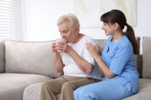 Alzheimer en EHPAD : comment l'équipe gère les moments d'agitation et ce que la famille peut demander