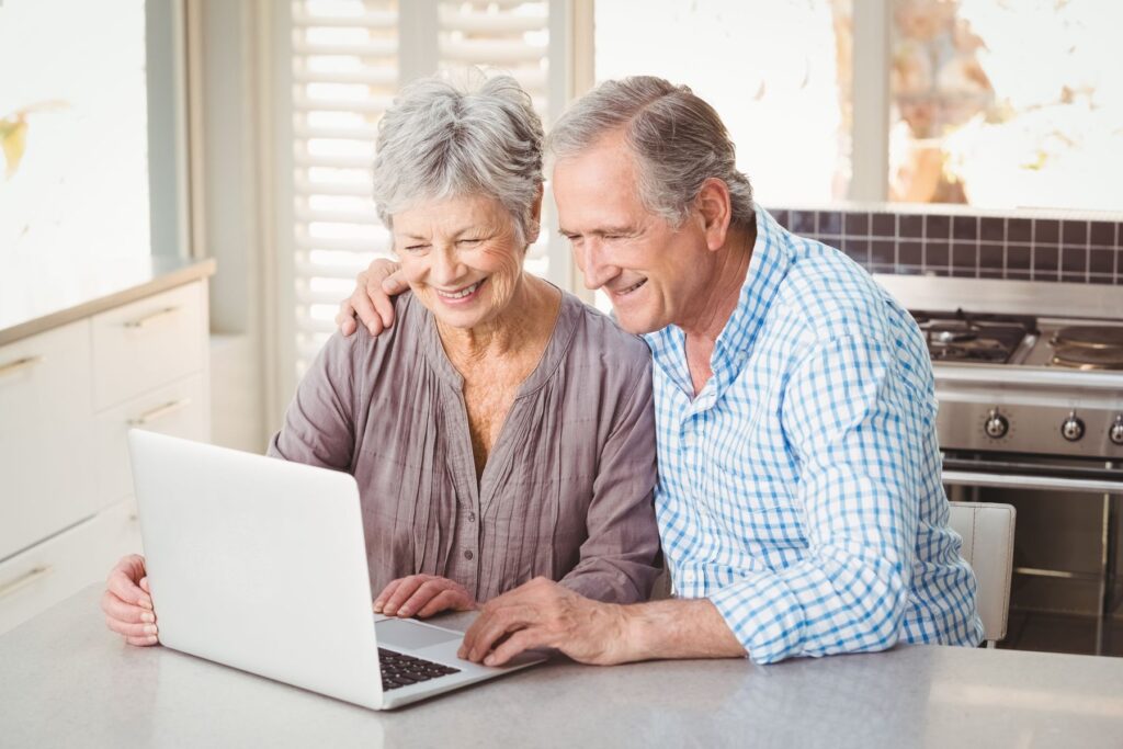 Seniors qui consultent les gestionnaires présents sur l'ensemble du territoire