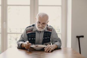 Parkinson en EHPAD : comment les repas sont adaptés et ce que la famille peut demander