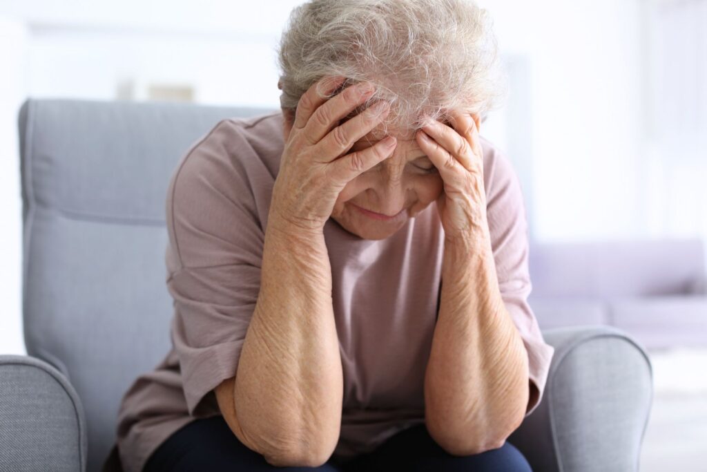 Senior isolée en résidence pour cause de dépression