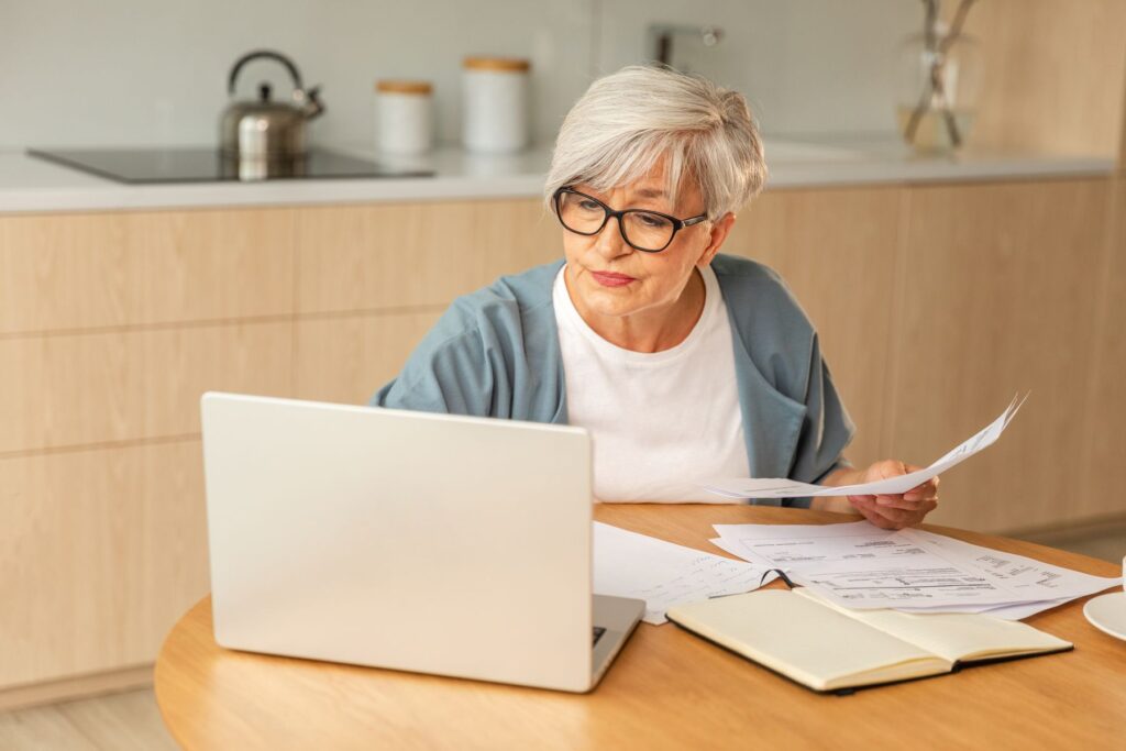 Senior qui regarde les prix des logements selon la zone géographique