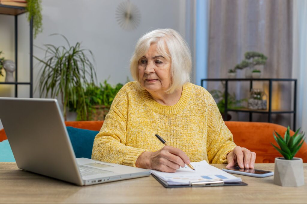 Senior qui consulte les volets de la facture en EHPAD