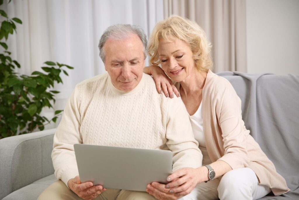 Seniors qui regardent les différents dispositifs en EHPAD