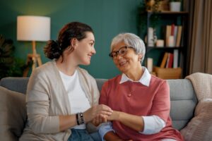 Transmission aux familles en EHPAD : ce que l'établissement doit vous dire et ce qu'il oublie souvent