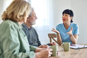 Visite d'EHPAD en été : ce qui change dans l'ambiance, l'équipe et l'organisation (et ce qu'il faut observer)