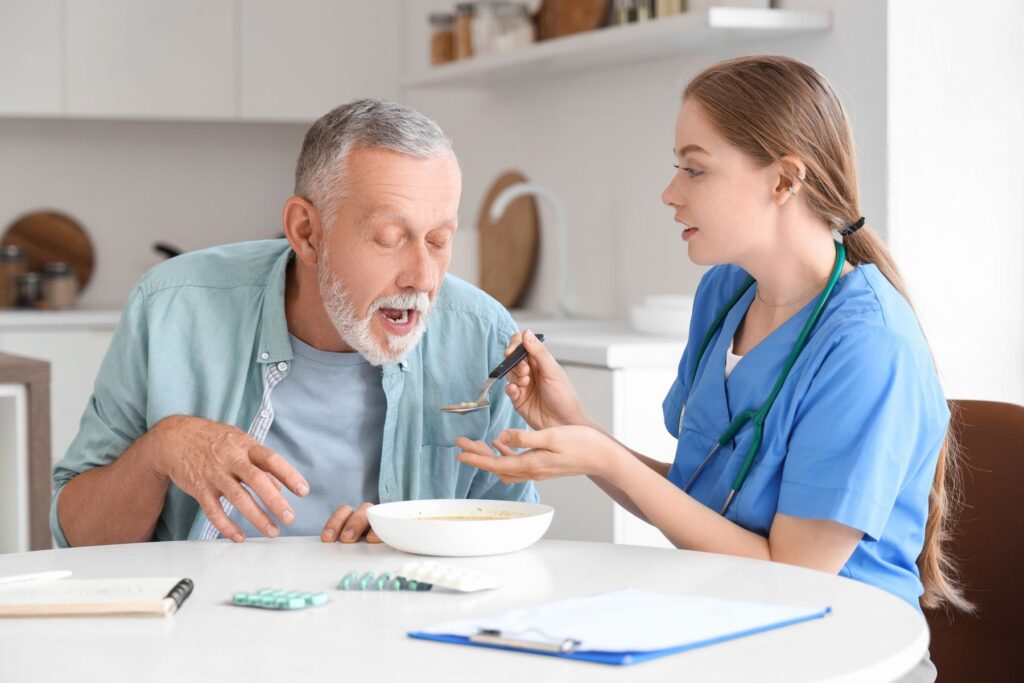 Senior en difficulté pour manger
