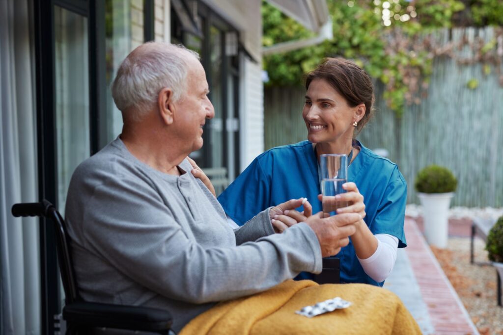 Senior qui consomme ses médicaments