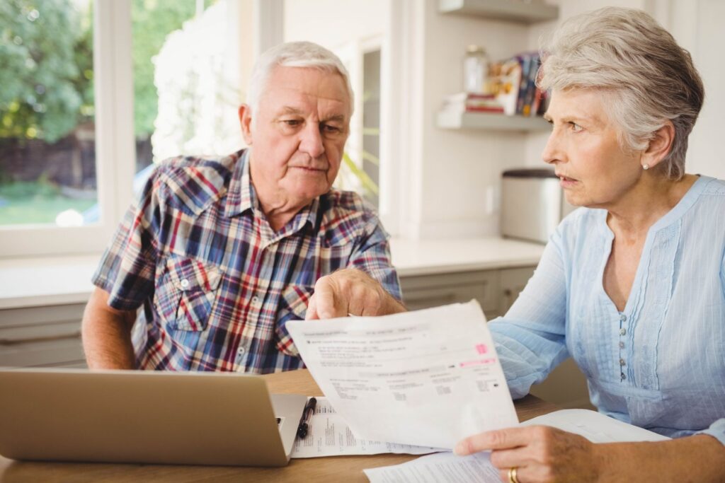 Seniors qui se renseignent sur les dimensions et types de logement